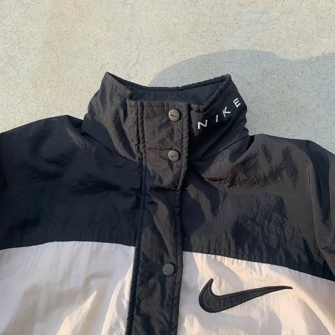 vintage Nike windbreaker embodies a classic streetwear aesthetic