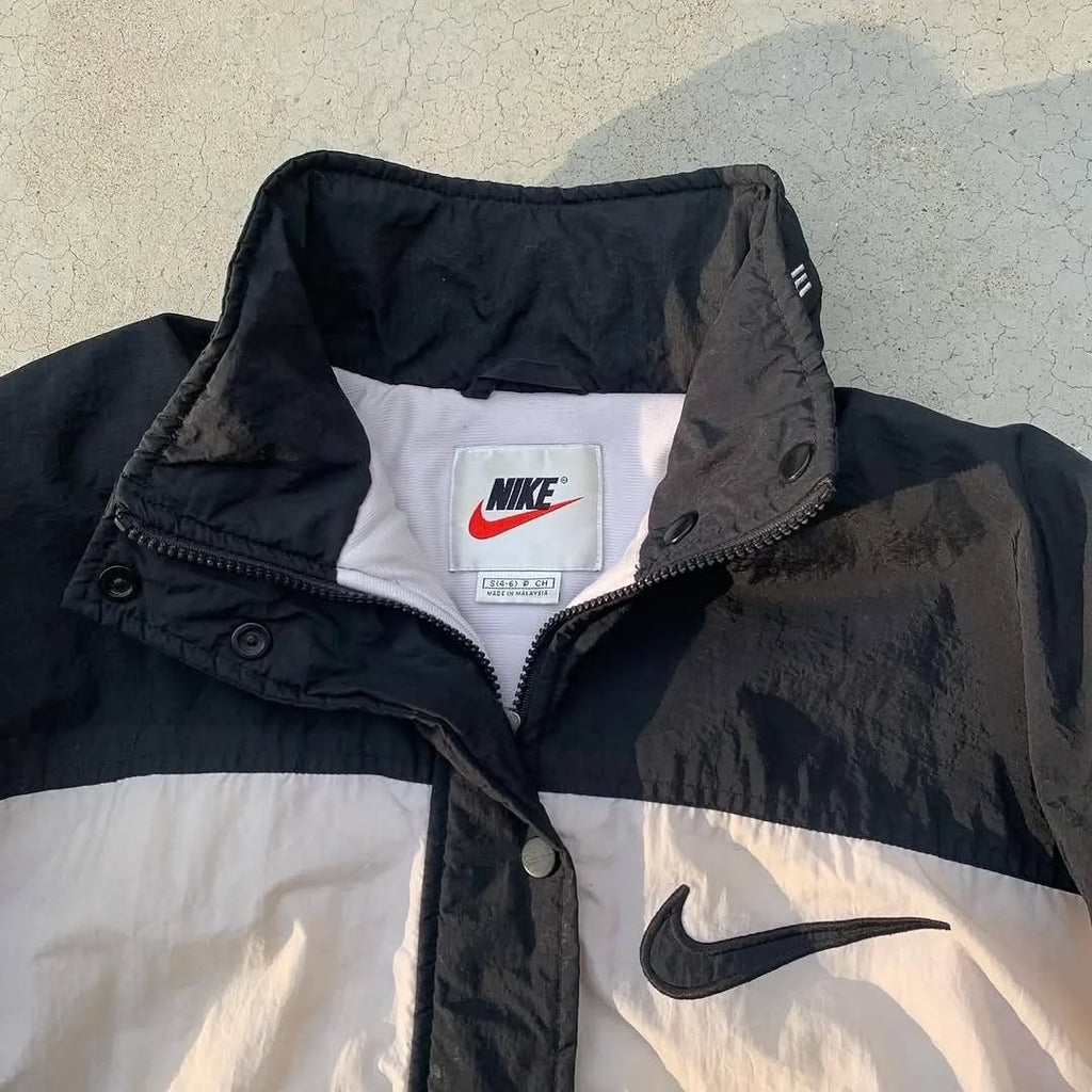 vintage Nike windbreaker embodies a classic streetwear aesthetic