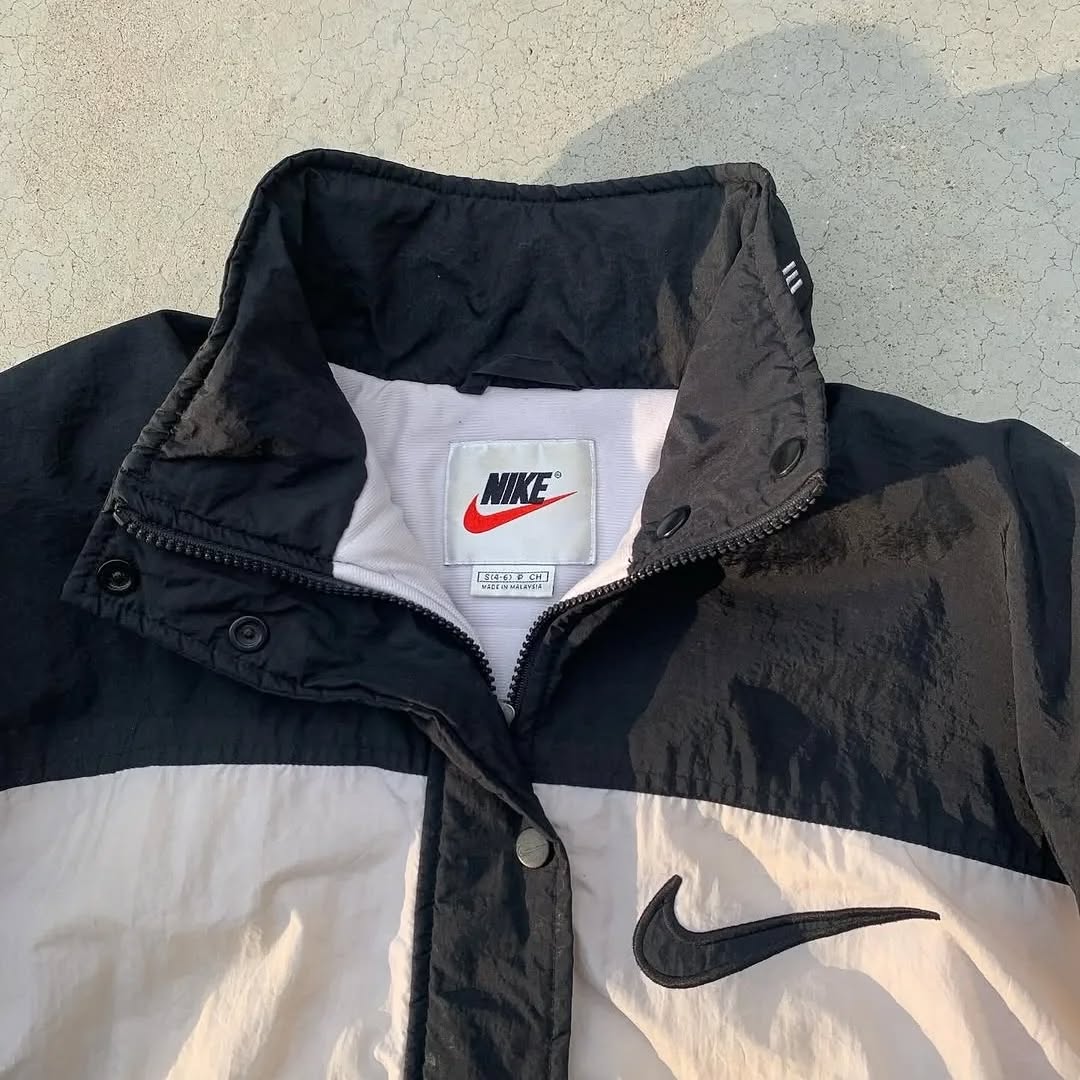 vintage Nike windbreaker embodies a classic streetwear aesthetic