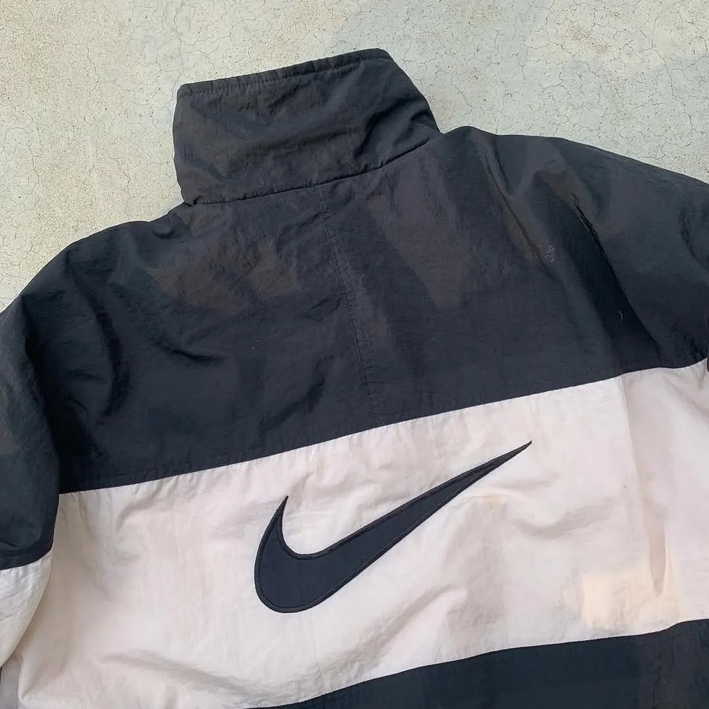 vintage Nike windbreaker embodies a classic streetwear aesthetic