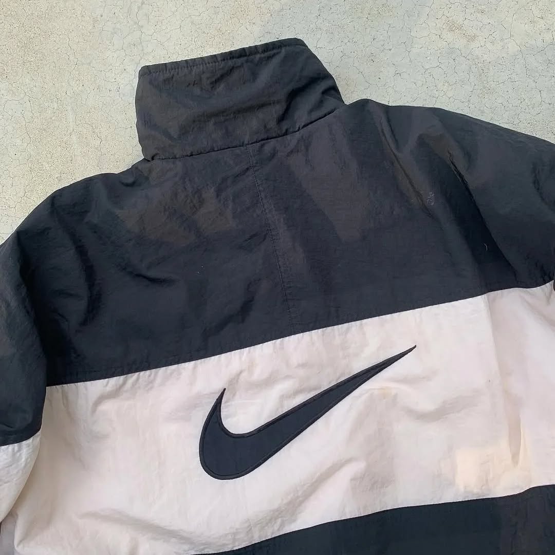 vintage Nike windbreaker embodies a classic streetwear aesthetic